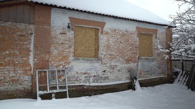 "Хто бігає в погріб, а в погребі ж не сховаєшся": як живуть жителі селища Велика Писарівка під обстрілами