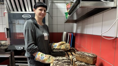 Пече органічний хліб та мріє про власну пекарню: історія переселенки з Луганщини, яка почала нове життя на Закарпатті