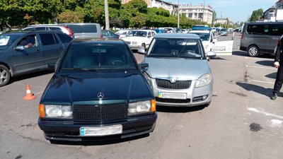 На Житомирщині мікроавтобус зіштовхнувся з вантажівкою – двоє людей травмувалися На Житомирщині мікроавтобус зіштовхнувся з вантажівкою – двоє людей травмувалися