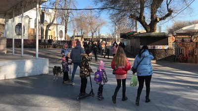 Натовпи на морі та черги в кафе: як в Одесі дотримуються карантину під час локдауну Натовпи на морі та черги в кафе: як в Одесі дотримуються карантину під час локдауну