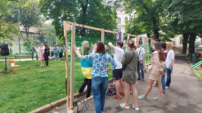 У Львові влаштували змагання із плетіння маскувальних сіток У Львові влаштували змагання із плетіння маскувальних сіток
