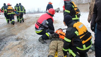"Гасили" пожежу та "рятували" людей. На Одещині пройшли навчання ДСНС України та Румунії "Гасили" пожежу та "рятували" людей. На Одещині пройшли навчання ДСНС України та Румунії