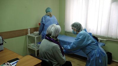 На Прикарпатті від COVID-19 щепили працівників Івано-Франківського медуніверситету На Прикарпатті від COVID-19 щепили працівників Івано-Франківського медуніверситету