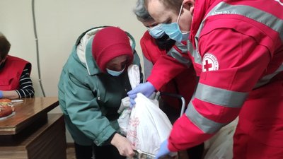 У Тернополі волонтери "Червоного хреста" роздавали продуктові набори