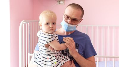 Пухлина заважала дихати. У Львові прооперували 1-річну дівчинку з Харківщини