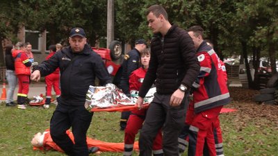 В Івано-Франківську медики, поліцейські та рятувальники вчилися взаємодіяти під час ДТП