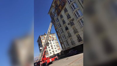 На Прикарпатті рятувальники визволили жінку, яку в кімнаті зачинила дитина