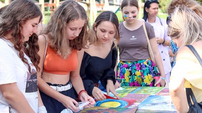"Великі справи маленькими серцями!" Як у Калуші та Коломиї діти для ЗСУ гроші збирали "Великі справи маленькими серцями!" Як у Калуші та Коломиї діти для ЗСУ гроші збирали