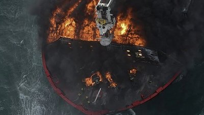 Пляжі Шрі-Ланки завалило пластиком від палаючого контейнеровоза з хімікатами