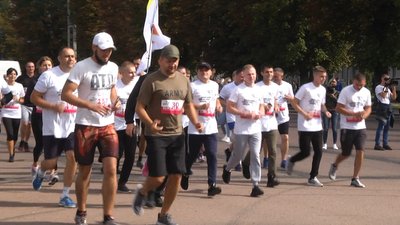 До забігу "Шаную воїнів, біжу за героїв України" у Хмельницькому долучилося 320 учасників