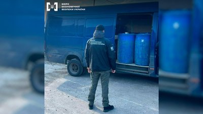 На Чернігівщині під виглядом брендованого віскі виготовляли "сурогат" та відправляли службою доставки у Київ На Чернігівщині під виглядом брендованого віскі виготовляли "сурогат" та відправляли службою доставки у Київ