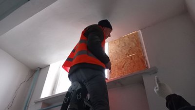 Як у Запоріжжі відновлюють оселі після обстрілів Як у Запоріжжі відновлюють оселі після обстрілів