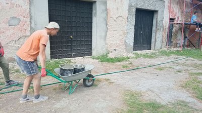 Волонтери БУРу ремонтують конюшню та гостьову кімнату в замку Сент-Міклош на Мукачівщині Волонтери БУРу ремонтують конюшню та гостьову кімнату в замку Сент-Міклош на Мукачівщині