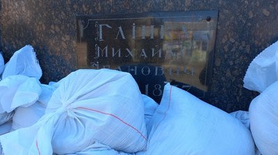 Активісти у Запоріжжі взялись укріплювати місцеві пам'ятники від можливих обстрілів