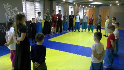 У Луцьку діти-козаки ні на день не зупиняли тренування з бойових мистецтв У Луцьку діти-козаки ні на день не зупиняли тренування з бойових мистецтв
