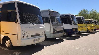 Під будівлею облдради перевізники з Одещини вимагали послабити обмеження для транспорту Під будівлею облдради перевізники з Одещини вимагали послабити обмеження для транспорту