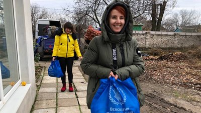 70 продуктових наборів та картопля. На Миколаївщині волонтери з Нової Одеси привезли гуманітарну допомогу в Снігурівку