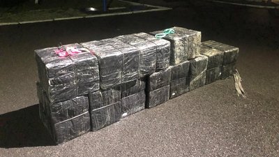 Майже 6 тисяч пачок сигарет покинули контрабандисти на кордоні з Румунією