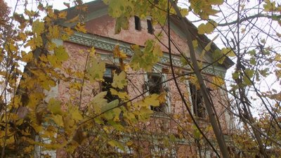 Вибиті вікна, провалюється підлога та дах. Чому на Хмельниччині занедбали столітній маєток