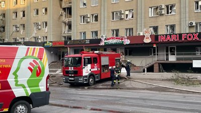 фото з місця падіння уламків ракети в Черкасах фото з місця падіння уламків ракети в Черкасах