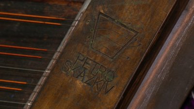 Музикант вирізьбив своє ім'я на цимбалах Музикант вирізьбив своє ім'я на цимбалах