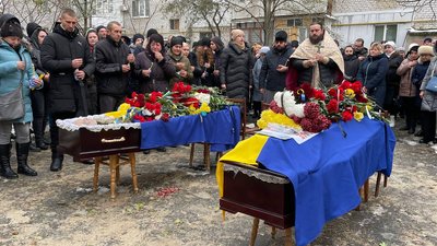 Поховали в один день. У Миколаєві попрощалися з братами-військовослужбовцями Поховали в один день. У Миколаєві попрощалися з братами-військовослужбовцями