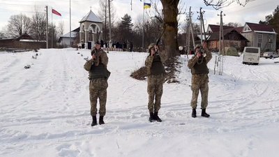 До Дня Соборності. На Франківщині бійцям передали два дзвони пам'яті з комплексу "На горі Карачун" До Дня Соборності. На Франківщині бійцям передали два дзвони пам'яті з комплексу "На горі Карачун"