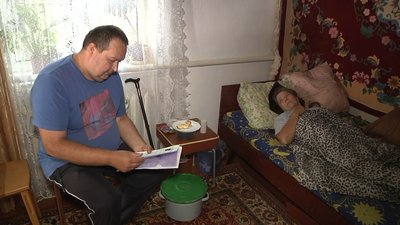 У Запоріжжі власник та клієнти "наливайки" погрожують людині з інвалідністю У Запоріжжі власник та клієнти "наливайки" погрожують людині з інвалідністю