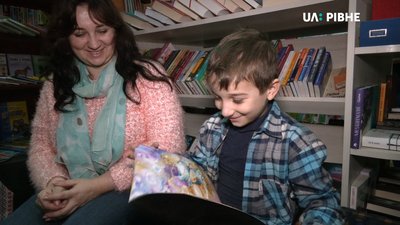 Рівненська вишивальниця артбуків Олена Медведєва презентувала "Крамницю часу" (ВІДЕО) Рівненська вишивальниця артбуків Олена Медведєва презентувала "Крамницю часу" (ВІДЕО)