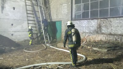 У Кремінній на території цеху з виготовлення паливних брикетів сталась пожежа. ФОТО