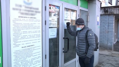 У будівлі, де мали відбутись збори акціонерів "Мотор Січі", обшуки тривали до першої ночі У будівлі, де мали відбутись збори акціонерів "Мотор Січі", обшуки тривали до першої ночі