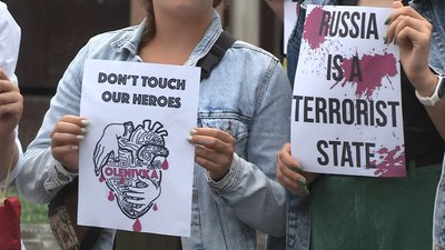 Рідні захисників та львів'яни тримали плакати із закликами врятувати героїв та визнати РФ країною-спонсором тероризму Рідні захисників та львів'яни тримали плакати із закликами врятувати героїв та визнати РФ країною-спонсором тероризму