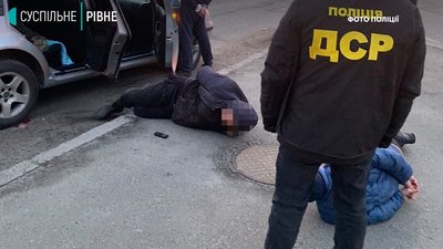 Поліція показала затримання чорних лісорубів з Рівненщини у Пущі Водиці