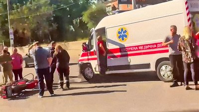 Аварія за участі карети швидкої медичної допомоги, легковика та мотоцикла 