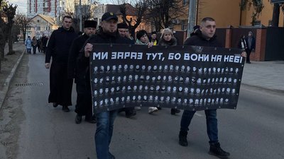 Люди йдуть вулицею, названою на честь Героя Люди йдуть вулицею, названою на честь Героя
