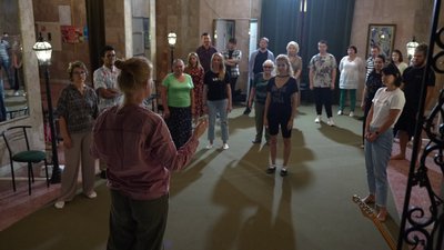 Терапевтичні танці та співи. Як у херсонському артхабі в укритті працює креативно-терапевтична платформа Терапевтичні танці та співи. Як у херсонському артхабі в укритті працює креативно-терапевтична платформа