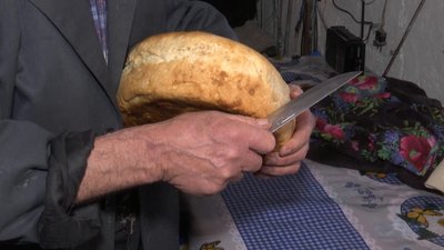 Пече хліб за рецептом покійної дружини. Історія незрячого пенсіонера з Вінниччини Пече хліб за рецептом покійної дружини. Історія незрячого пенсіонера з Вінниччини