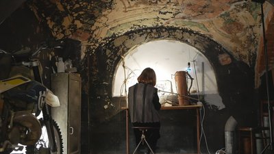 В інженерній майстерні в Чернівцях митці-переселенці створюють скульптури з брухту В інженерній майстерні в Чернівцях митці-переселенці створюють скульптури з брухту