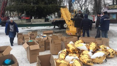 У Вінниці розбирають головну ялинку У Вінниці розбирають головну ялинку