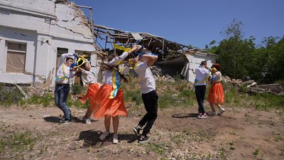 "Віримо, що нашу школу відбудують". Миколаївські випускники танцювали вальс на подвір'ї зруйновної гімназії "Віримо, що нашу школу відбудують". Миколаївські випускники танцювали вальс на подвір'ї зруйновної гімназії
