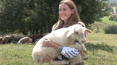 "Українська дівчина може все". Уляна Сулятицька займається вівчарством на Івано-Франківщині