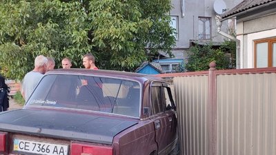 У Чернівцях водій в'їхав в огорожу будинку У Чернівцях водій в'їхав в огорожу будинку