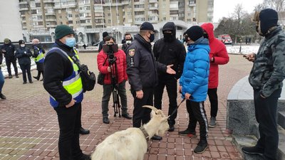З козою і оркестром: під Волинською ОДА одразу два мітинги З козою і оркестром: під Волинською ОДА одразу два мітинги