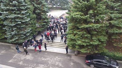 Проти локдауну на вихідні: у Рівному підприємці прийшли під міську раду Проти локдауну на вихідні: у Рівному підприємці прийшли під міську раду
