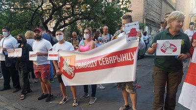 У Києві сформували "живий ланцюг" на підтримку протестів у Білорусі