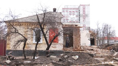 У Черкасах забудовники зруйнували частину столітнього будинку. СУСПІЛЬНЕ | ВІДЕОНОВИНИ