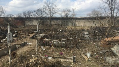 Наслідки удару РФ по Таїровському кладовищу в Одесі. ФОТО