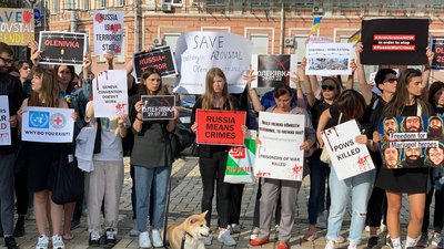 Родичі захисників "Азовсталі" влаштували перфоманс на Софійській площі Родичі захисників "Азовсталі" влаштували перфоманс на Софійській площі