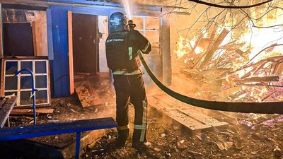 Рятувальник гасить пожежу у селищі Великий Бурлук Рятувальник гасить пожежу у селищі Великий Бурлук