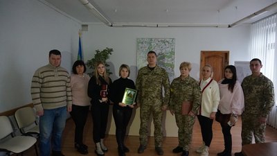 Родині загиблого прикордонника з Шостки Сергія Литвяка передали його орден "За мужність" Родині загиблого прикордонника з Шостки Сергія Литвяка передали його орден "За мужність"